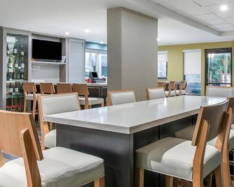 Pet Friendly Spacious Suite Near I-95 | Pool + Free Parking | Near Indian River - Melbourne - Restaurante