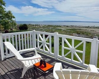 5 Bedroom Beachfront Home on Whidbey Island - 10 m. from Ferry - Clinton - Balcón