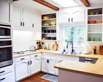Ranch house at Coyote Creek near Murphy’s and Ironstone Vineyards - Vallecito - Kitchen