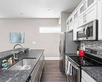 Sweet Indy Retreat New 4 Bd 4 Ba Sleeps 16! - Indianapolis - Kitchen