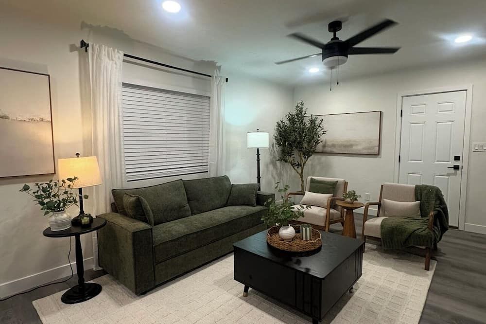 Chic & Cozy Getaway Near Downtown Porterville - Porterville - Sala de estar