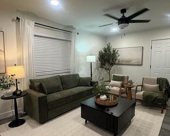 Chic & Cozy Getaway Near Downtown Porterville - Porterville - Вітальня