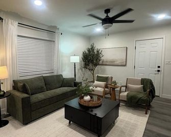 Chic & Cozy Getaway Near Downtown Porterville - Porterville - Sala de estar