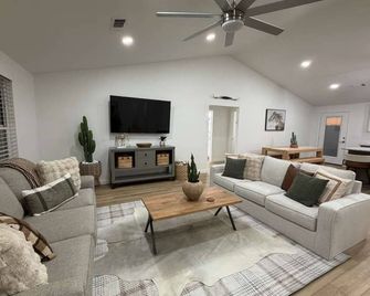 Lucky Cowboy Lodge Near Winstar - Cozy 3br Home - Thackerville - Sala de estar
