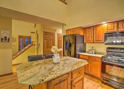 Spacious Oneida Retreat with Game Room! - Oneida - Cucina