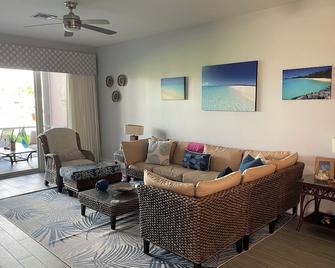 Newly renovated condo with golf cart included, in Bahama Bch Club, Treasure Cay - Treasure Cay - Living room