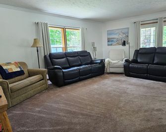 House 1/4 mile from Silver Lake State Park - Mears - Sala de estar