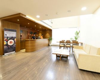 Ginger Lucknow - Lucknow - Front desk
