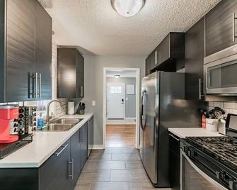 Gorgeous l 3 Season Porch l Dry Bar l Fireplace - Richfield - Kitchen