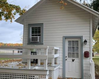 'Just A Cottage Small' - Alanson - Edificio