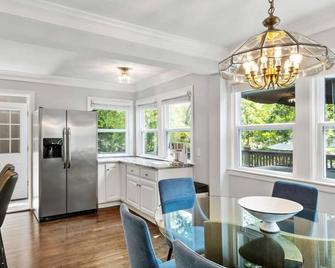 Spacious Home w/ Game Room, Swing Set & Fire Pit - Merriam - Dining room