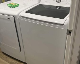 Bright and fresh basement apartment, newly renovated. - New Glasgow - Laundry facility