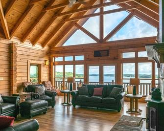 Serene Douglas Lake Villa with Pool: Family Perfect, Near Pigeon Forge - Newport - Living room
