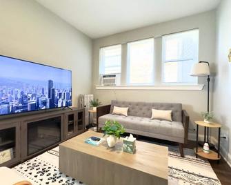 Modern 2br, Ideal Location Near Local Spots - Chicago - Living room