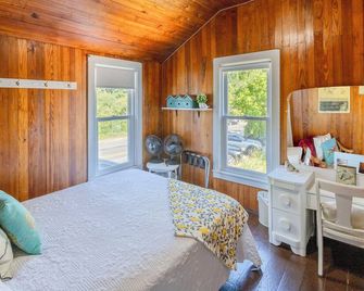 Iconic Lakehouse - Ivy Lodge - on Pine Lake - Plainwell - Bedroom