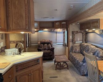 Cozy 1-bedroom Rv with pool,WiFi, AC in pleasant Elephant Butte - Elephant Butte - Living room