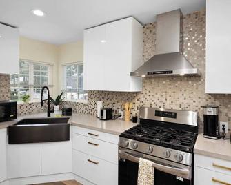 The Cove. Newly Remodeled Home. - Covina - Kitchen