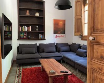 Ca l'Andreu Teià. Casa modernista - Teià - Phòng khách