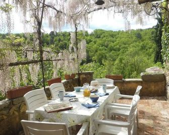 Charming detached house with terrace in a farmhouse with swimming pool and garden - Vesseaux - Innenhof