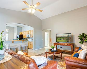 In Golf Community W/pool! Just Outside Everything Phoenix! by RedAwning - Maricopa - Living room