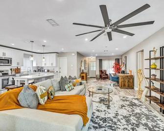 Dinas Home with Modern Interior and Heated Pool - Delray Beach - Living room