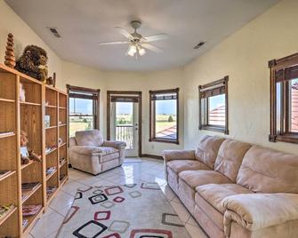 10 Mi to Barr Lake State Park: Home w/ Mtn Views - Hudson - Sala de estar