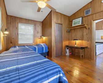 3 bedroom cabin on the Gulf that accommodates 8 guests & one pet. 3 Kayaks too. - Cedar Key - Habitación