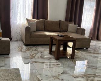 Cozy 2-bedroom apartment with AC, WiFi in fantastic Port Louis - Port Louis - Living room