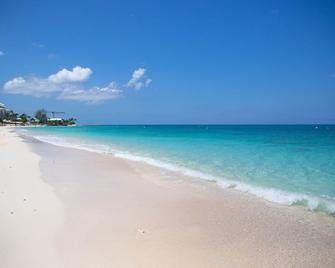 Bright and Colorful 1 Bedroom Condo, Short Walk To Beautiful Seven Mile Beach - George Town - Playa