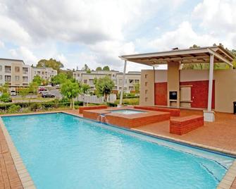 Greenwich 2 Bedroom 2 Bath Serv Apart With 24hrs Electricity - Sandton - Pileta