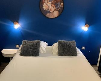 Logis Hotel De Bretagne - Dol-de-Bretagne - Bedroom