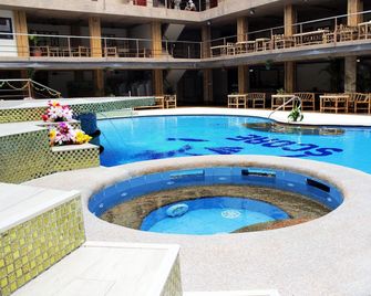 Score Birds Hotel - Angeles City - Pool
