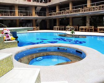 Score Birds Hotel - אנג'לס סיטי - בריכה