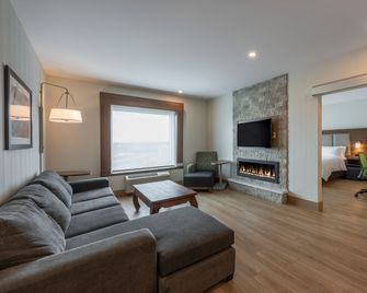 Holiday Inn Express & Suites Moncton By IHG - Moncton - Bedroom
