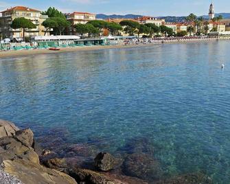 Casa Sole - Vacation apartments on the Flower Riviera, decorated with love - Diano San Pietro - Vista del exterior