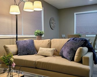 Dazzling Apartment - Awesome Location - Anchorage - Living room