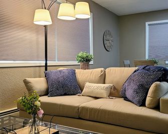 Dazzling Apartment - Awesome Location - Anchorage - Living room