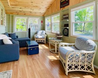 Bright 3 Bedroom Lake Cottage with dock! - North Hero - Living room