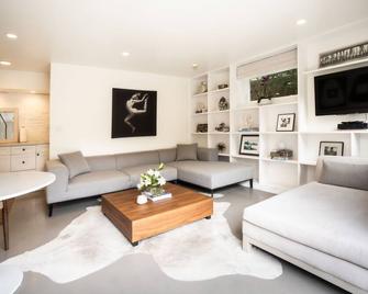 charming Montecito residence close to the beach, restaurants and shopping - Montecito - Living room