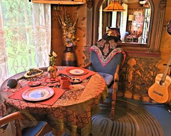15 Minutes To Downtown Burlington. Cottage In The Bay - Colchester - Dining room