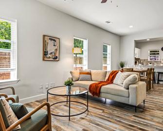 Modern & Spacious, Walk to historic Downtown | TSH - Rockwall - Living room