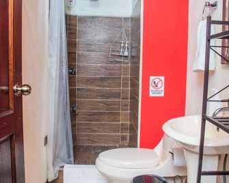 Aloj Entero 1km Juan Santamaría Airport - Alajuela - Baño