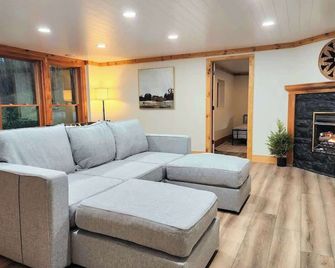 Private Fun Barn~Hot Tub~Pool Table~Karaoke - Circleville - Wohnzimmer
