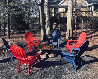 Private Pocono Retreat on Golf Course & Pet friendly - Tobyhanna - Patio