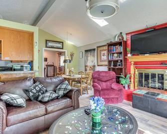 Family-Friendly Okc Area Getaway Dogs Welcome! - Bethany - Living room