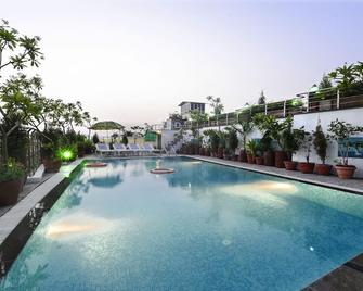 Hotel Taj Resorts - Agra - Pool