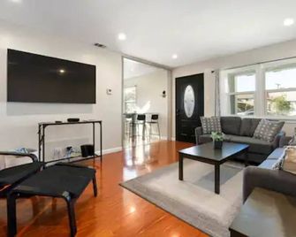 New! Upscale 3br - 3 Miles To The Beach! - Torrance - Living room