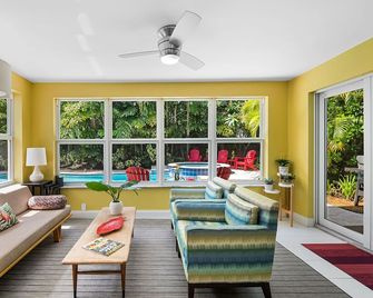 Casa Del Sol A Midcentury Tropical Getaway with Classic South Florida Vibes - Wilton Manors - Living room