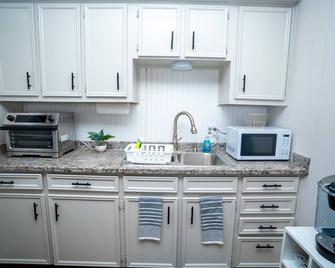 Cozy 1 bedroom 1 bath, large backyard - Irving - Kitchen