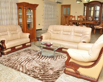 Topaz Luxury Suites & Apartments - Lagos - Living room